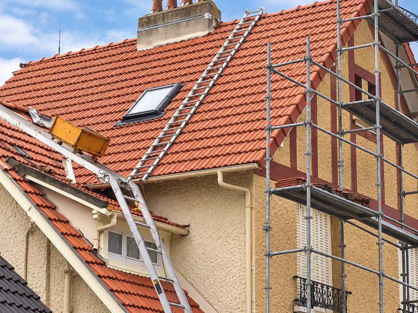 Chantier de rénovation de toiture sur échafaudage