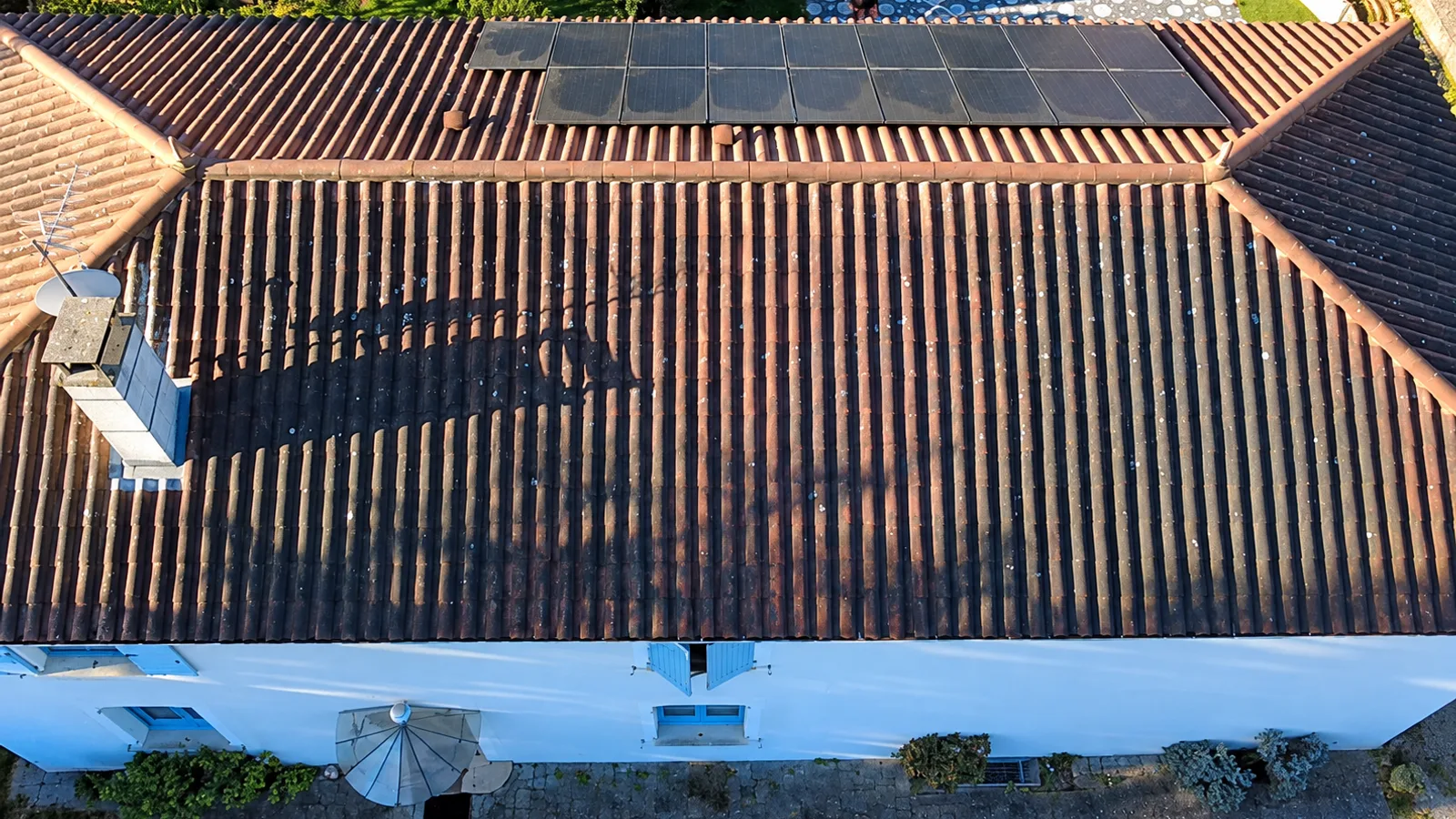Toiture rénovée avec panneaux solaires